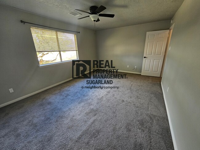 Building Photo - Executive Living in the Heart of Sugar Land