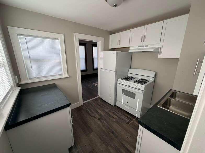 Building Photo - 405 Rock St