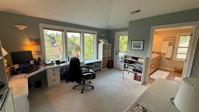 Building Photo - Pristine Single-Family Home in the Heart o...