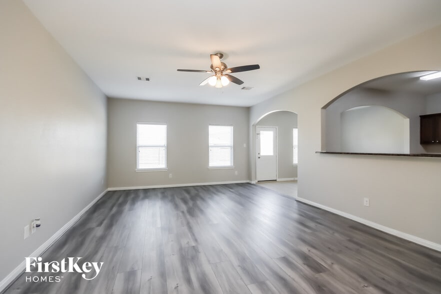 Building Photo - 15406 River Ends Dr