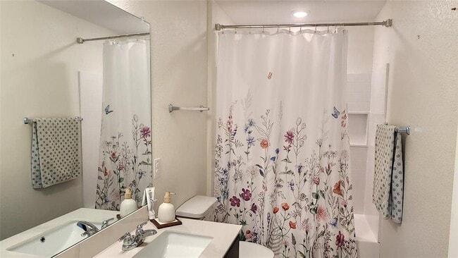 Building Photo - 402 Parrot Tulip View