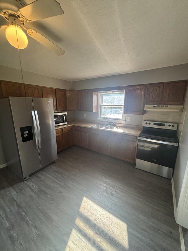 Building Photo - 315 Garden Park Dr