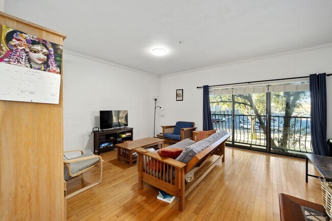 Building Photo - Stylish 2/1 condo in downtown Gainesville w/ parking and laundry