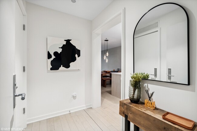 Building Photo - 1400 W Monroe St