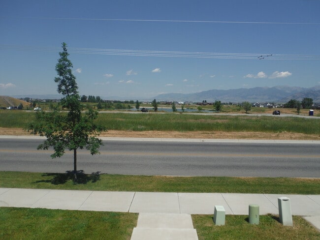 Building Photo - Gorgeous 3 Bedroom Condo- Across Street fr...