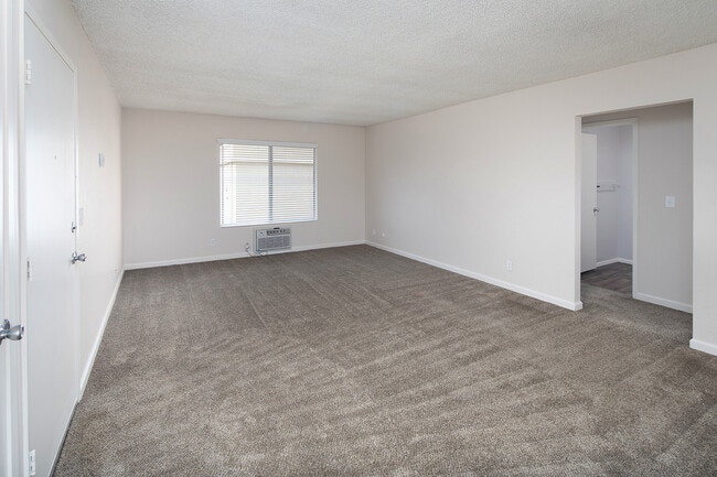 Building Photo - 2 BR Bright Apartment with Parking and AC!
