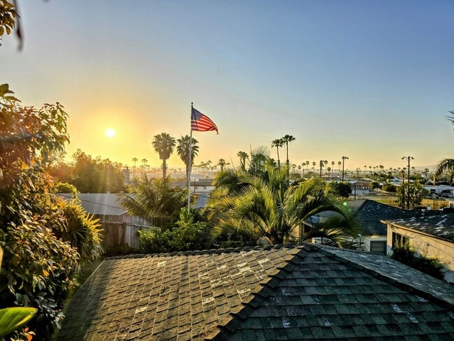 Building Photo - Welcome to your beautiful beach cottage, perfectly situated in Ocean Beach!