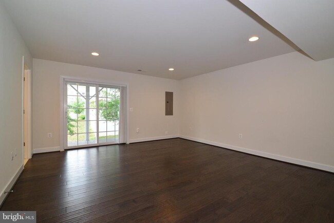 Building Photo - 10684 Viewmont Ln