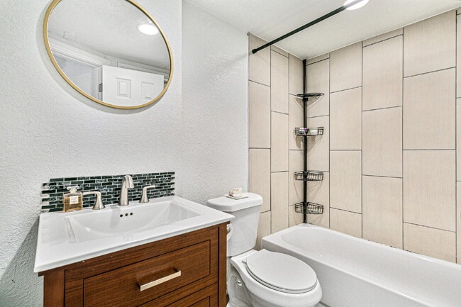 Building Photo - $2,595, 3-bed, 2-bath, located in Denver w...