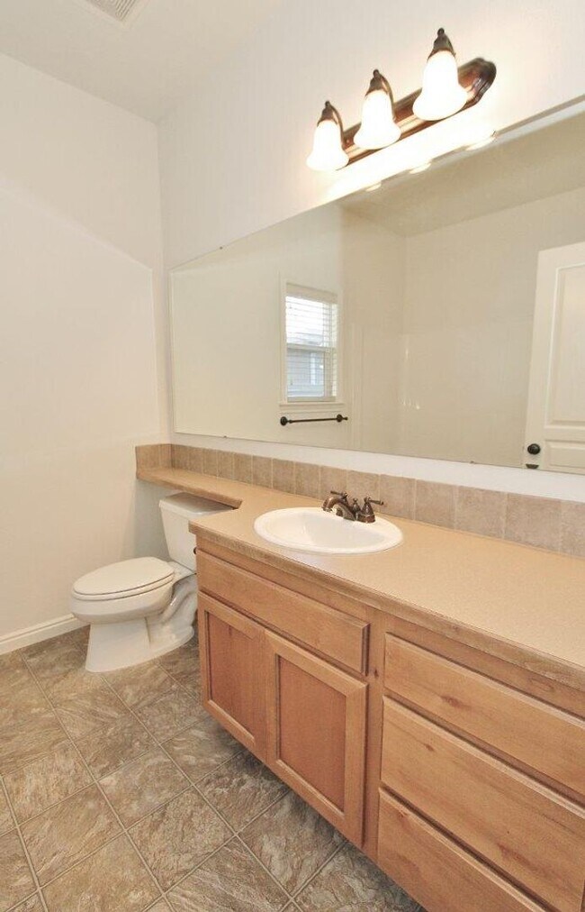 Building Photo - Stunning Home w/Open Floor-plan