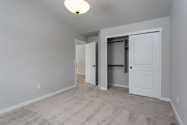 Building Photo - Exceptional 4-Bedroom Home with Dual Fireplaces, Main Level Master Suite, and Spacious Basement -...