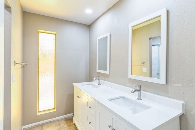 Building Photo - Charming 3BR House in Scottsdale with new ...