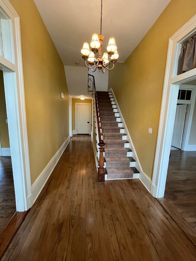 Building Photo - Premium location!  Downtown 3BR 2.5BA with 2 car garage