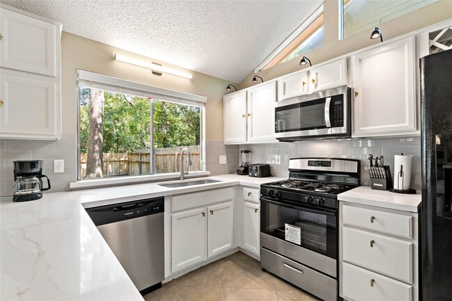 Building Photo - 9 Brentwood Oaks Ct