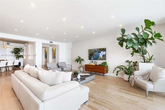 Building Photo - 808 Brickell Key Dr