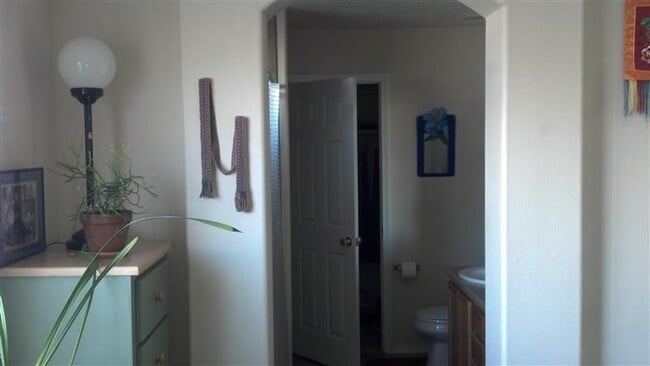 Building Photo - 2 Romans Pl