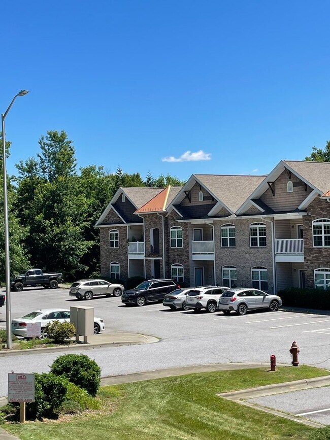 Building Photo - Updated 2BR/2BA Condo with Walk-Out Patio Near Downtown Boone