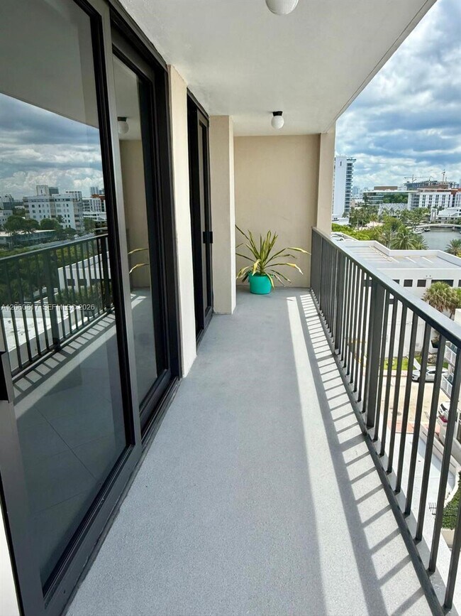 Building Photo - 2625 Collins Ave