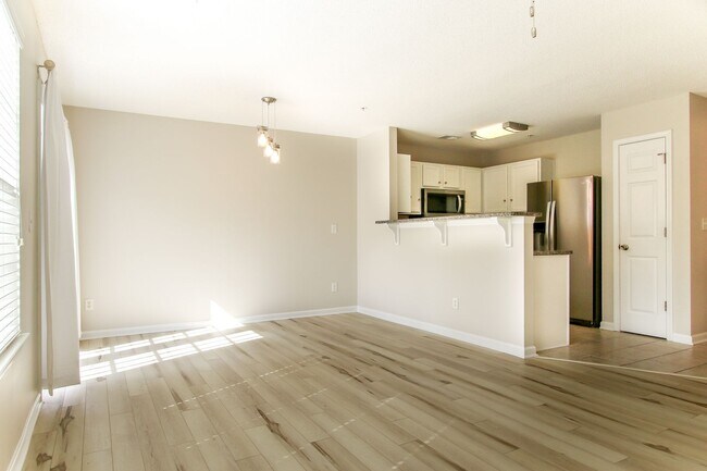Building Photo - Enjoy this beautifully updated 3 Bed/3 Bat...