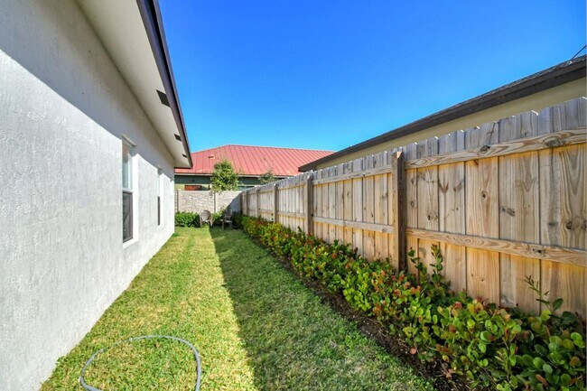Building Photo - 1566 W 26th Ct