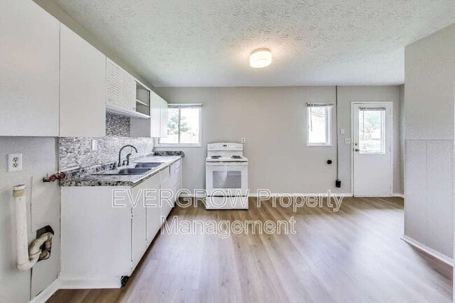 Building Photo - 546 Mooreland Dr