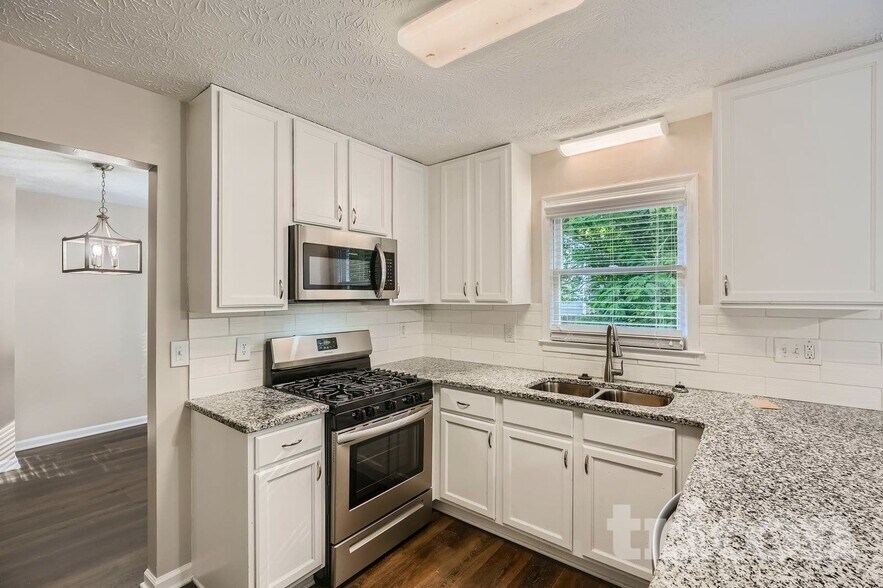 Building Photo - 985 Brookmont Dr S W