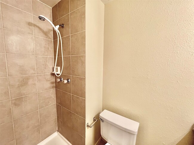 Building Photo - 800 W Collins St