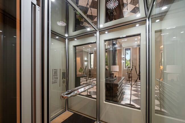 Building Photo - 517 N Camden Dr