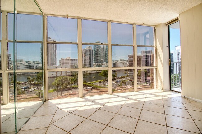 Building Photo - 800 Parkview Dr