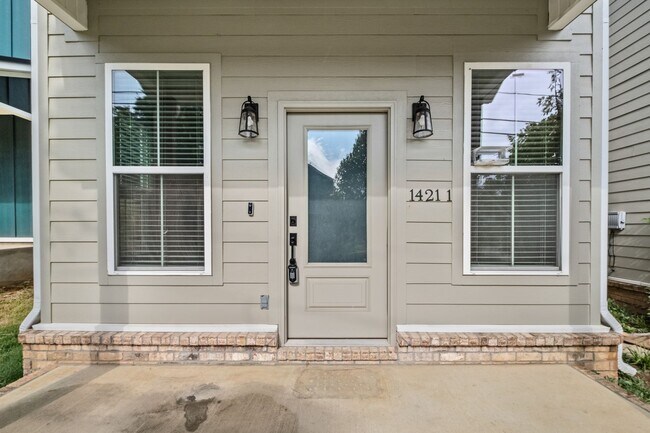 Building Photo - Duncan St Duplex