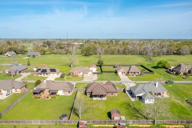 Building Photo - Welcome to Live Oak Circle!