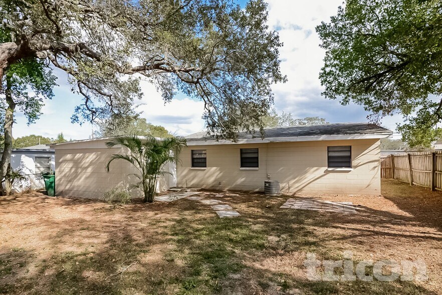 Building Photo - 10014 N Oklawaha Ave