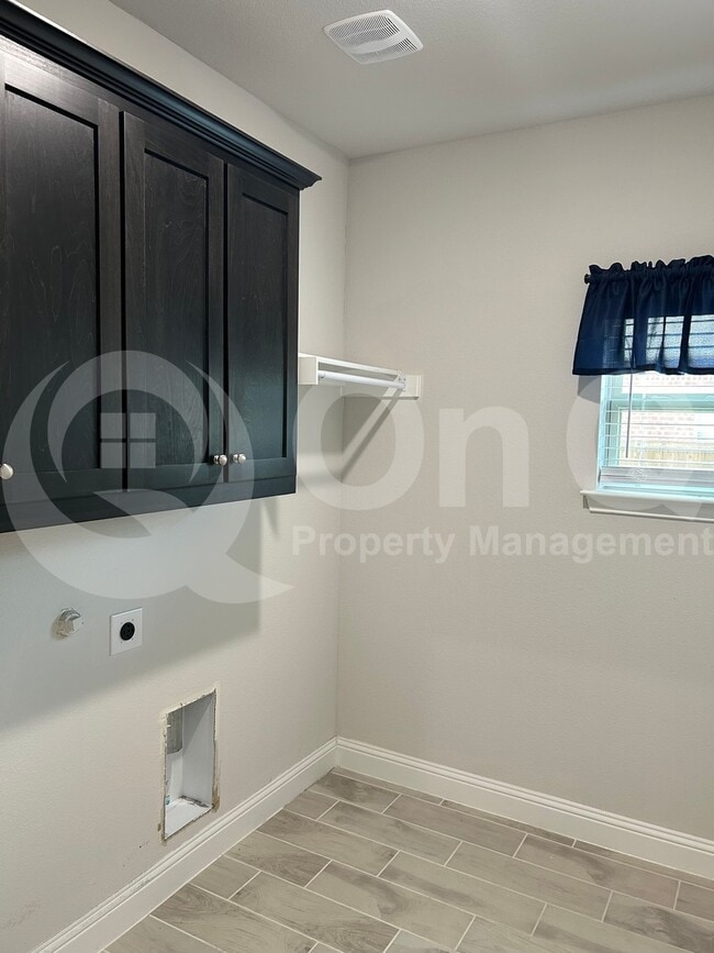Building Photo - 533 Oleander Dr