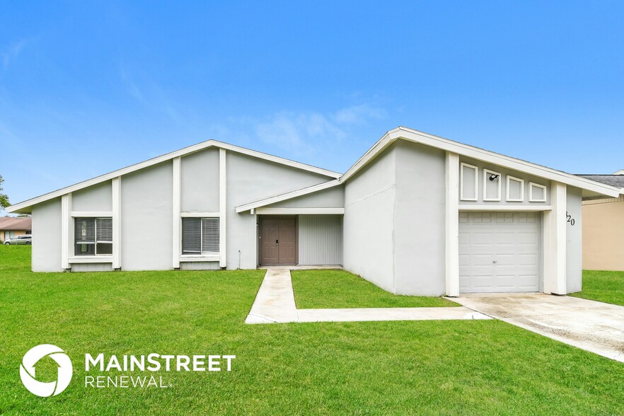 Primary Photo - 820 E Flag Ln