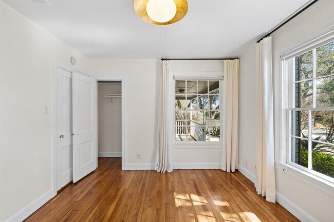 Building Photo - 1318 Bonham Terrace