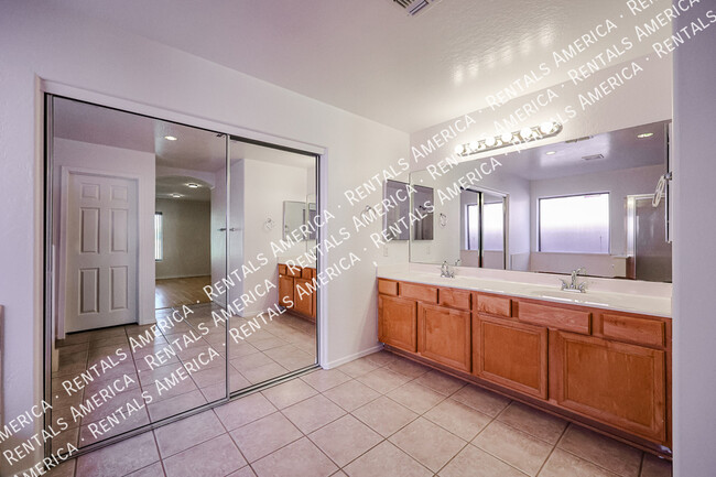 Building Photo - 10844 W Palm Ln