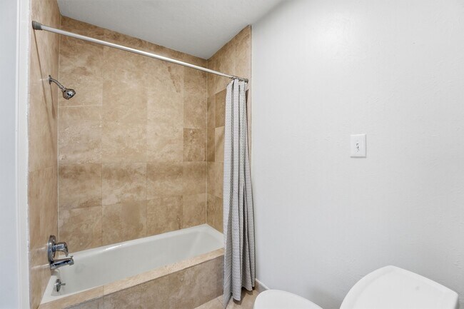 Building Photo - 2513 Country Club Blvd