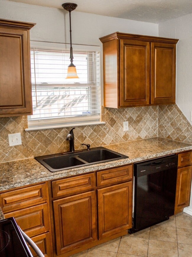 Building Photo - 3 Bedroom 2 Bath home in Shawnee!