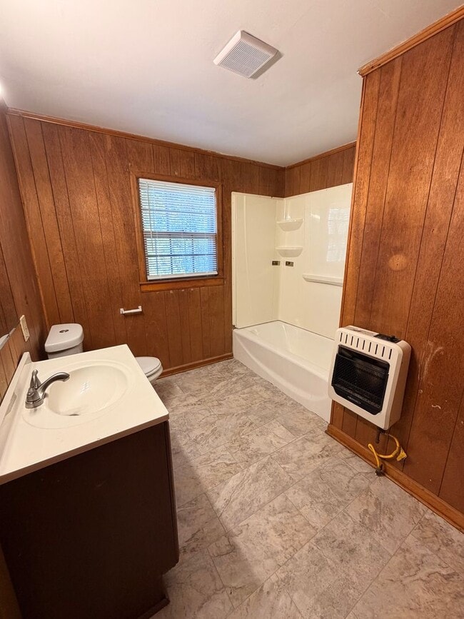 Building Photo - Brick 3/1 House in North Rome $950