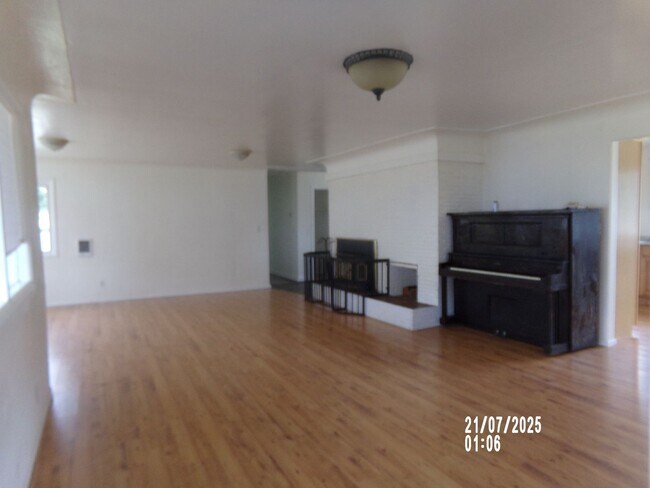 Building Photo - 3bd 2ba with 4 garages
