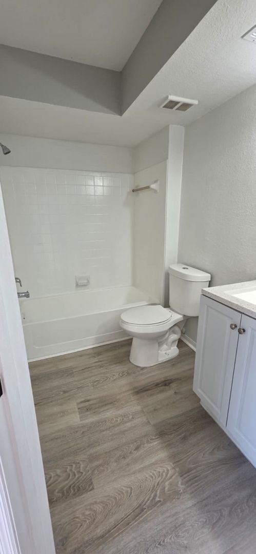 Building Photo - Beautiful 2-Bedroom Condo in Gated Venetian Place