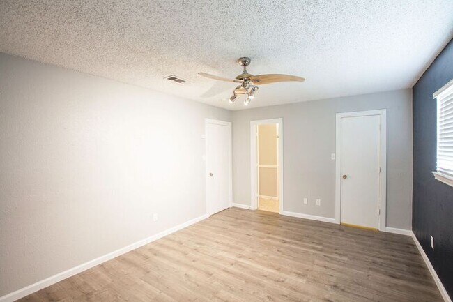 Building Photo - 1535 Rocky Point Dr