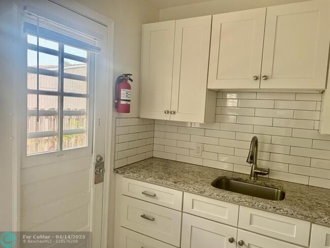 Primary Photo - 916 SW 8th Ave