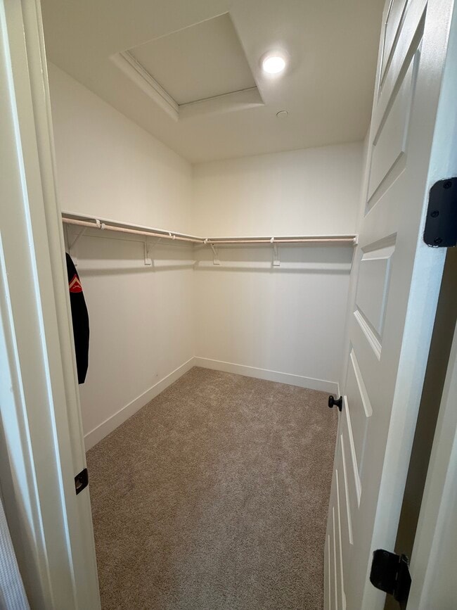 Building Photo - 402 Broadstone Ct