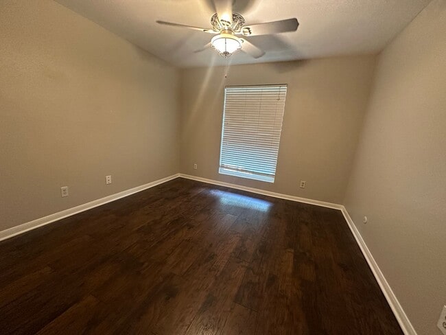 Building Photo - For Lease | 2 Bed, 2 Bath |863 Sq Ft | Wim...