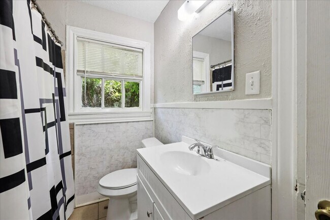 Building Photo - 4020 Ector Ave