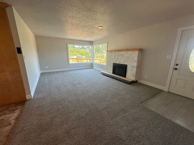 Building Photo - Beautifully Refreshed Home on Several Acre...