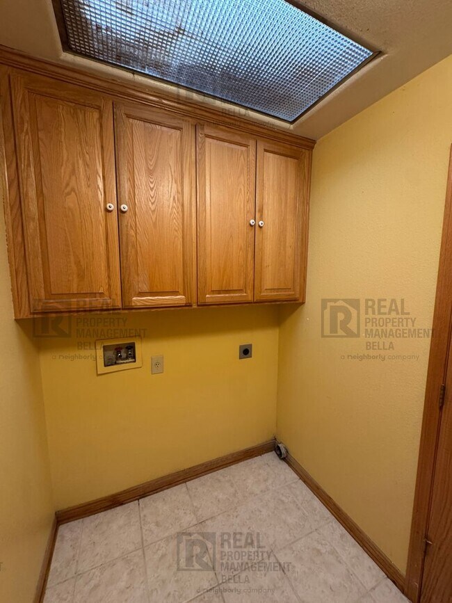 Building Photo - Waterfront Living in Canyon Lake!