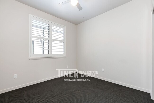 Building Photo - 1322 E Sutter Walk