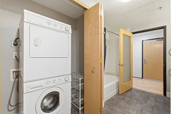 Building Photo - Modern + Spacious Pearl District Condo Including 24/7 Security +1  Secured Parking Spot Available...